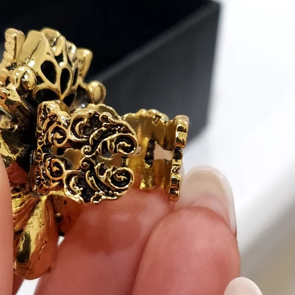 SJ Gold Ornate Ring - Picture 3 of 9